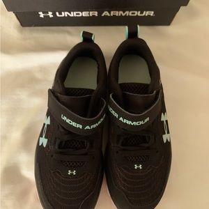 NWT Girl’s Size 1 Under Armor Athletic Shoes